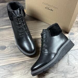 NIB Clarks Leighly Lace 9.5M Black Leather Faux Fur Cuff Comfort Ankle Booties